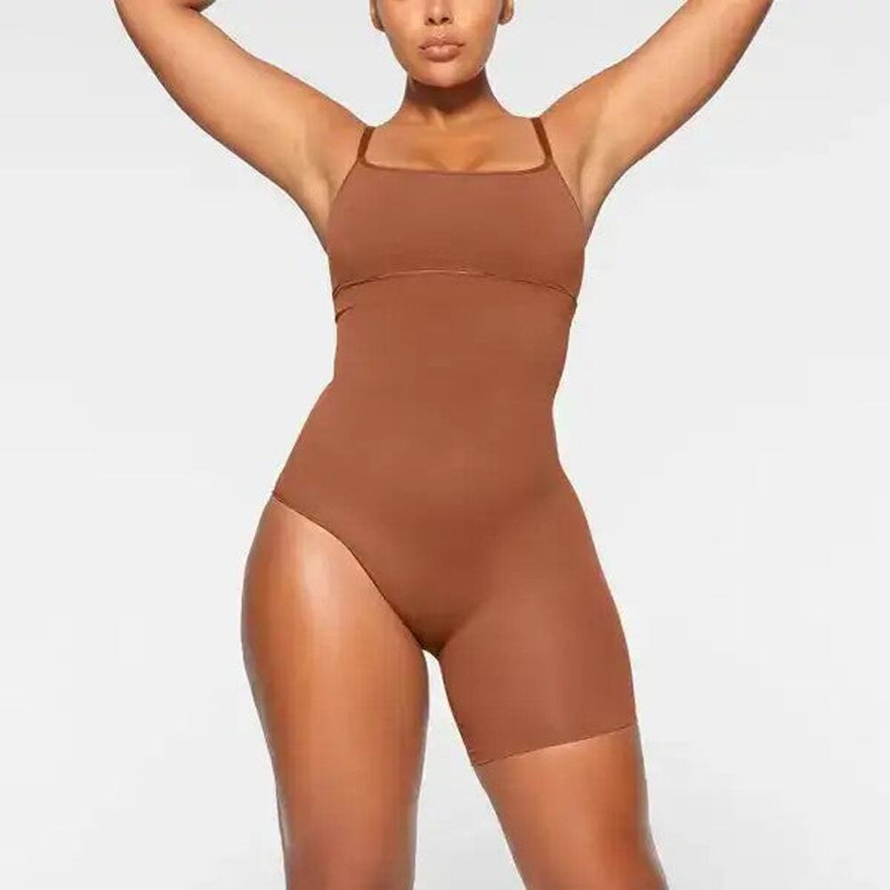SKIMS Seamless Sculpt Solution Short Right Leg Exposed in Bronze - S
